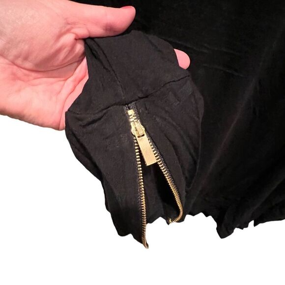 Thea by Chelsea and Theodore black blouse with gold lace front detail size large - Picture 4 of 6